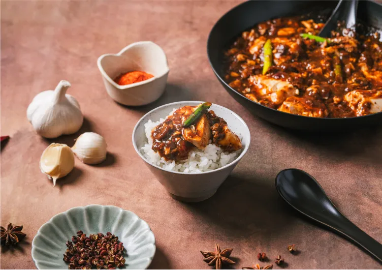 麻婆豆腐と小鉢が並んだ食卓