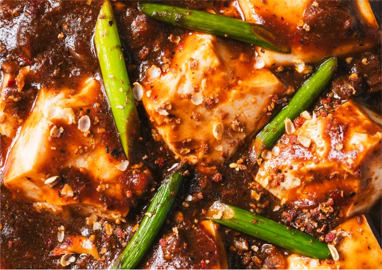 スパイスが効いた麻婆豆腐のアップ